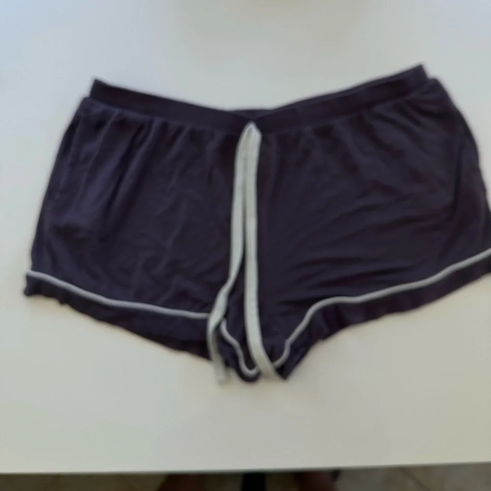 Ladies shorts 🩳 - Picture 3 of 10